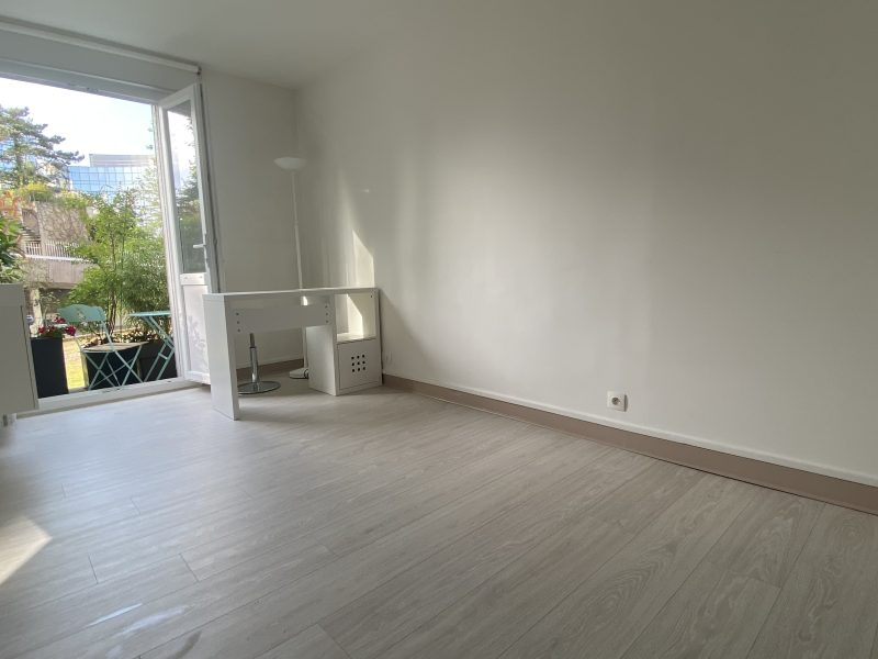 PIECE à LOUER 10 M2 + Terrasse à BOULOGNE en RDC accès PMR